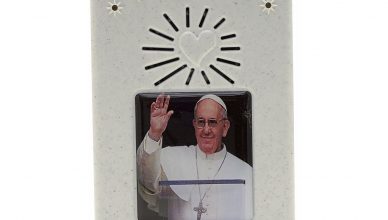 Rosario electrónico blanco Papa Francisco saluda Letanias