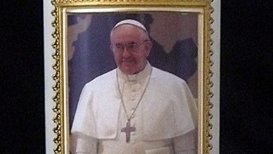 Vela con diseño de Papa Francesco