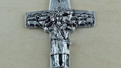 Cruz del Buen Pastor chapeada plata